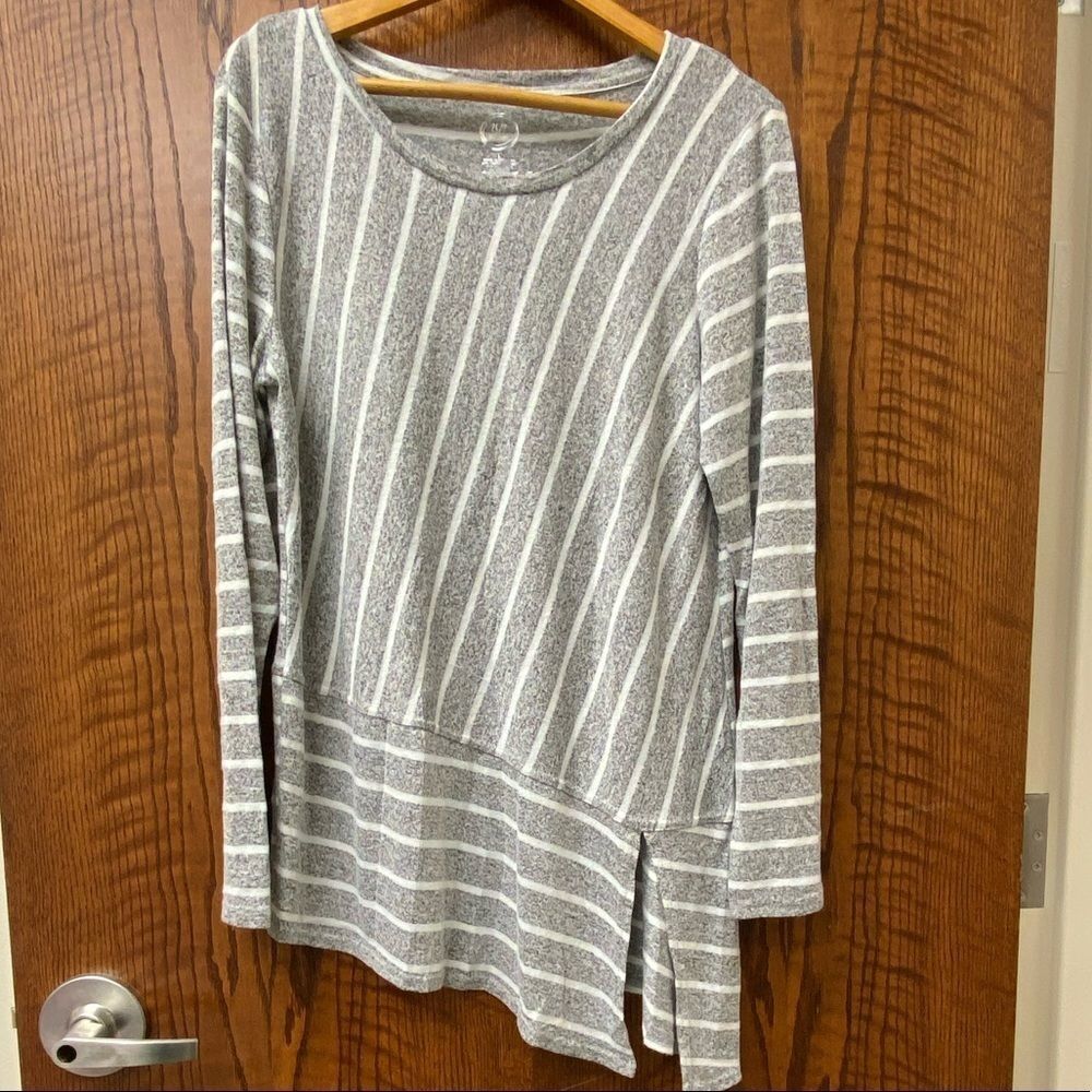 MAURICES 24/7 asymmetrical grey and white striped tunic top‎